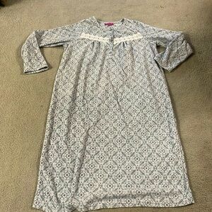 Soft and warm retro look nightgown